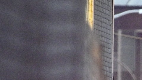 El sospechoso se fue del lugar con las manos vacías, ya que pretendía robar los $20,000 dólares al oficial.