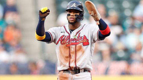 Ronald Acuña Jr. celebra un batazo ante Seattle Mariners.