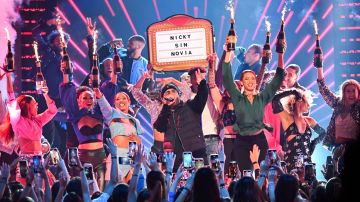 En la imagen aparece el cantante Nicky Jam durante una de sus presentaciones en la gala de Premios Latin Billboard.