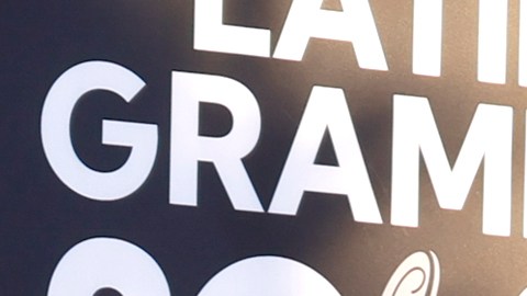 Karol G arrasa cada vez que publica algo en su Instagram.