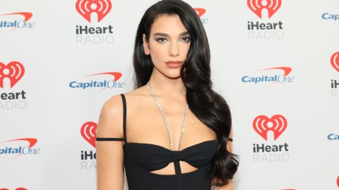 La cantante Dua Lipa siempre luce con looks muy sensuales a los lugares que asiste.
