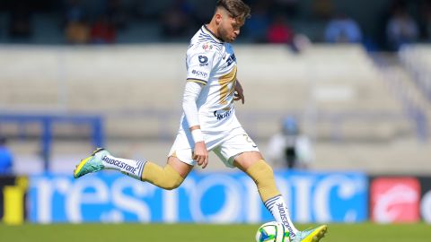 MEXICO CITY, MEXICO - JANUARY 08: Arturo Ortiz of Pumas UNAM kicks the ball during the 1st round match between Pumas UNAM and FC Juarez as part of the Torneo Clausura 2023 Liga MX at Olimpico Universitario Stadium on January 08, 2023 in Mexico City, Mexico. (Photo by Hector Vivas/Getty Images)