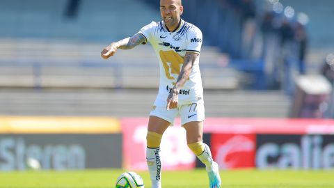 MEXICO CITY, MEXICO - JANUARY 08: Dani Alves of Pumas UNAM runs with the ball during the 1st round match between Pumas UNAM and FC Juarez as part of the Torneo Clausura 2023 Liga MX at Olimpico Universitario Stadium on January 08, 2023 in Mexico City, Mexico. (Photo by Hector Vivas/Getty Images)