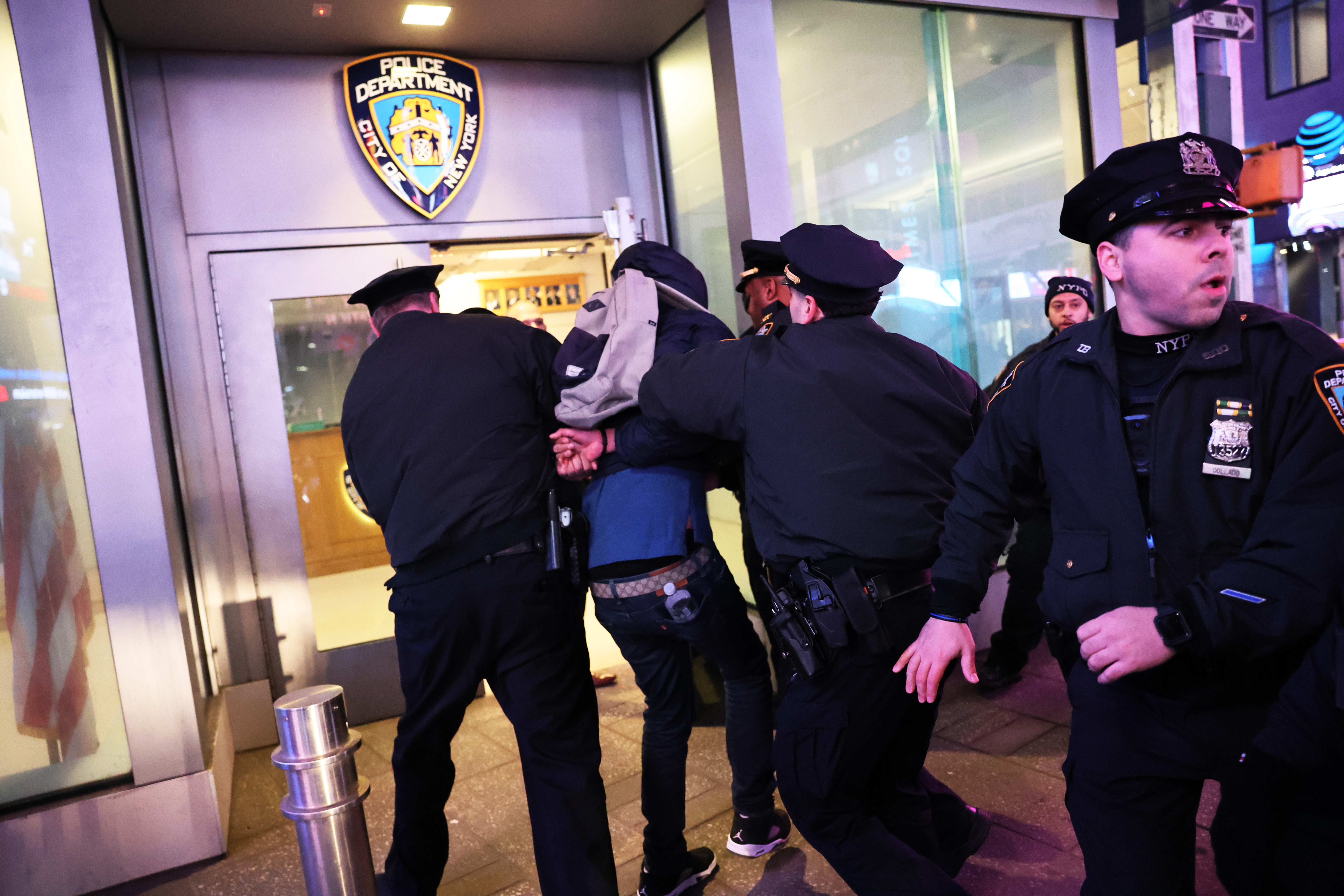 Joven de 18 años arrestado por disparar fatalmente a un hombre en El Bronx