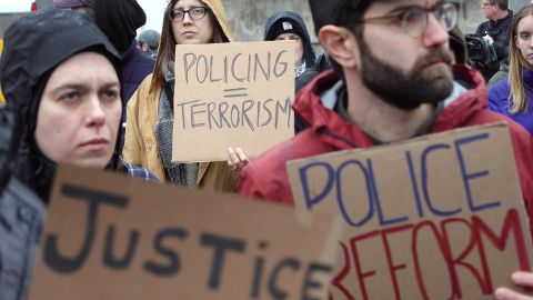 El vídeo del arresto muestra que los policías detuvieron al joven, lo sacaron del vehículo a la fuerza y le dieron una paliza.