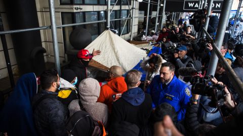 Algunas personas están optando por dejar Nueva York por otros destinos, incluido Canadá, hacia donde ha aumentado el flujo en los últimos días.