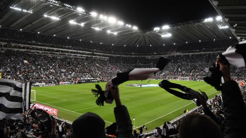 El aficionado pego cada uno de los trozos para tratar de salvar su acceso a Wembley en la final de la Carabao Cup.