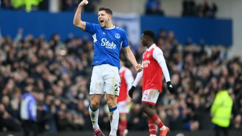 James Tarkowski celebrando la victoria del Everton.