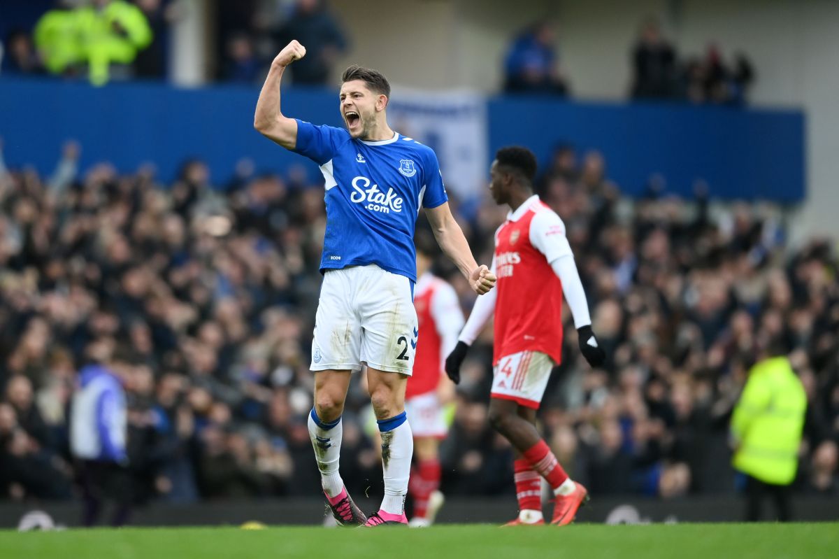 James Tarkowski celebrando la victoria del Everton.