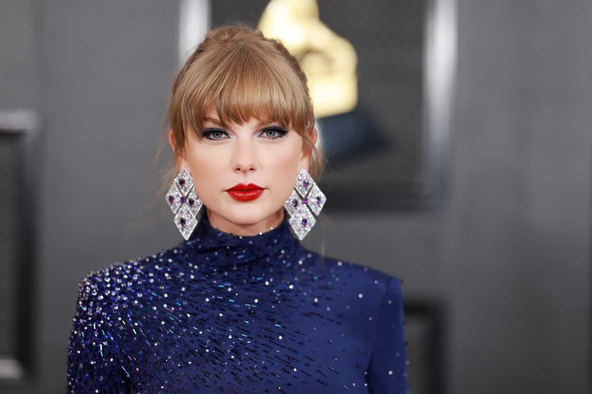 La cantante Taylor Swift deslumbró en la alfombra roja de los premios Grammy 2023.