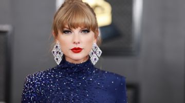 La cantante Taylor Swift deslumbró en la alfombra roja de los premios Grammy 2023.