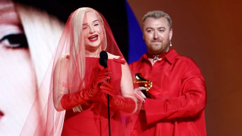 Sam Smith dejó que Kim Petras diera sola el discurso.