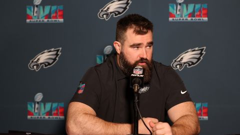 Jason Kelce durante una conferencia de prensa en la previa al Super Bowl.