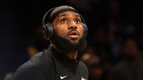 LeBron y Liverpool se unieron para un nuevo modelo de camiseta.