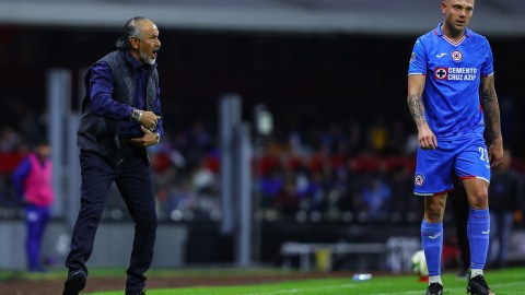El estratega volvió a sufrir una nueva derrota al mando del equipo y tiene su permanencia en duda.