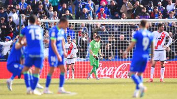 Stole Dimitrievski del Rayo Vallecano se ve abatido después de que Enes Unal (no en la foto) del Getafe CF anota el primer gol del equipo durante el partido de LaLiga Santander ante el Rayo Vallecano.