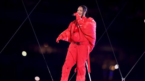 La empresaria Rihanna lució su segundo embarazo durante el show del medio tiempo del Super Bowl.