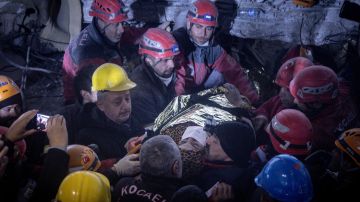 Dos jóvenes fueron rescatados tras pasar 198 horas atrapados bajo los escombros en Turquía.