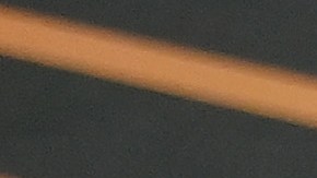 Erik ten Hag (I), entrenador del Manchester United, saluda a Xavi Hernández (D) DT del Barcelona.