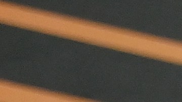 Erik ten Hag (I), entrenador del Manchester United, saluda a Xavi Hernández (D) DT del Barcelona.