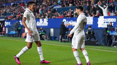 Marco Asensio del Real Madrid celebra después de marcar el segundo gol del equipo con su compañero Álvaro Rodríguez durante el partido de LaLiga Santander.