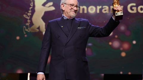 Steven Spielberg recibió el Oso de Oro Honorífico, el cual celebra toda su carrera.