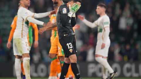 Portero Edgar Badia de Elche CF parece abatido tras la derrota del equipo.