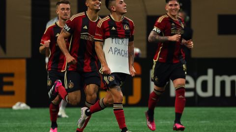 Thiago Almada celebra mostrando la frase "Fuerte Apache" correspondiente a su lugar de nacimiento en Argentina.