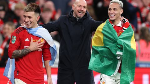 Erik ten Hag bailó con Antony y Lisando Martínez tras conquistar la Carabao Cup.