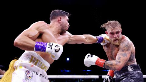 Tommy Fury (L) impacta el rostro de Jake Paul (R) durante el combate entre ambos.