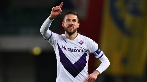 Cristiano Biraghi celebra su gol ante Hellas Verona.