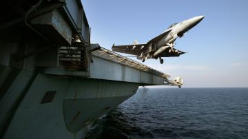 Pilots From USS Abraham Lincoln Patrol No Fly Zone Over Iraq