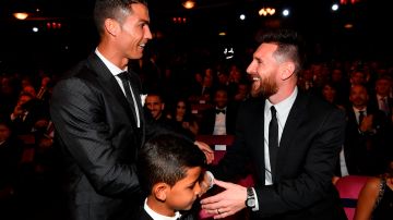 Cristiano Ronaldo y Lionel Messi durante los The Best en 2017.