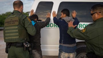 La mayoría (69,5 %) de las personas detenidas en la frontera con México en enero fueron adultos que viajaban solos.
