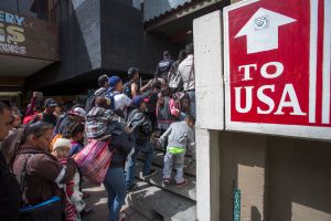Fiscales de 20 estados de EE.UU. piden a una corte congelar programa migratorio humanitario
