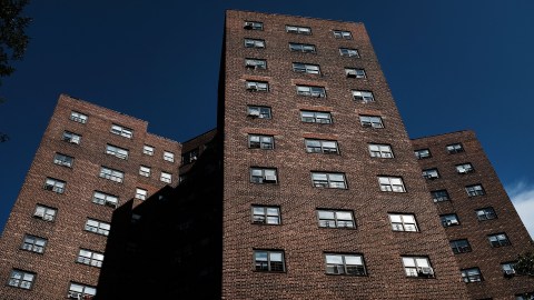 La viuda de Andrades cree que los criminales son adolescentes que merodeaban a las afuera del edificio y aterrorizan a los habitantes e invitados.