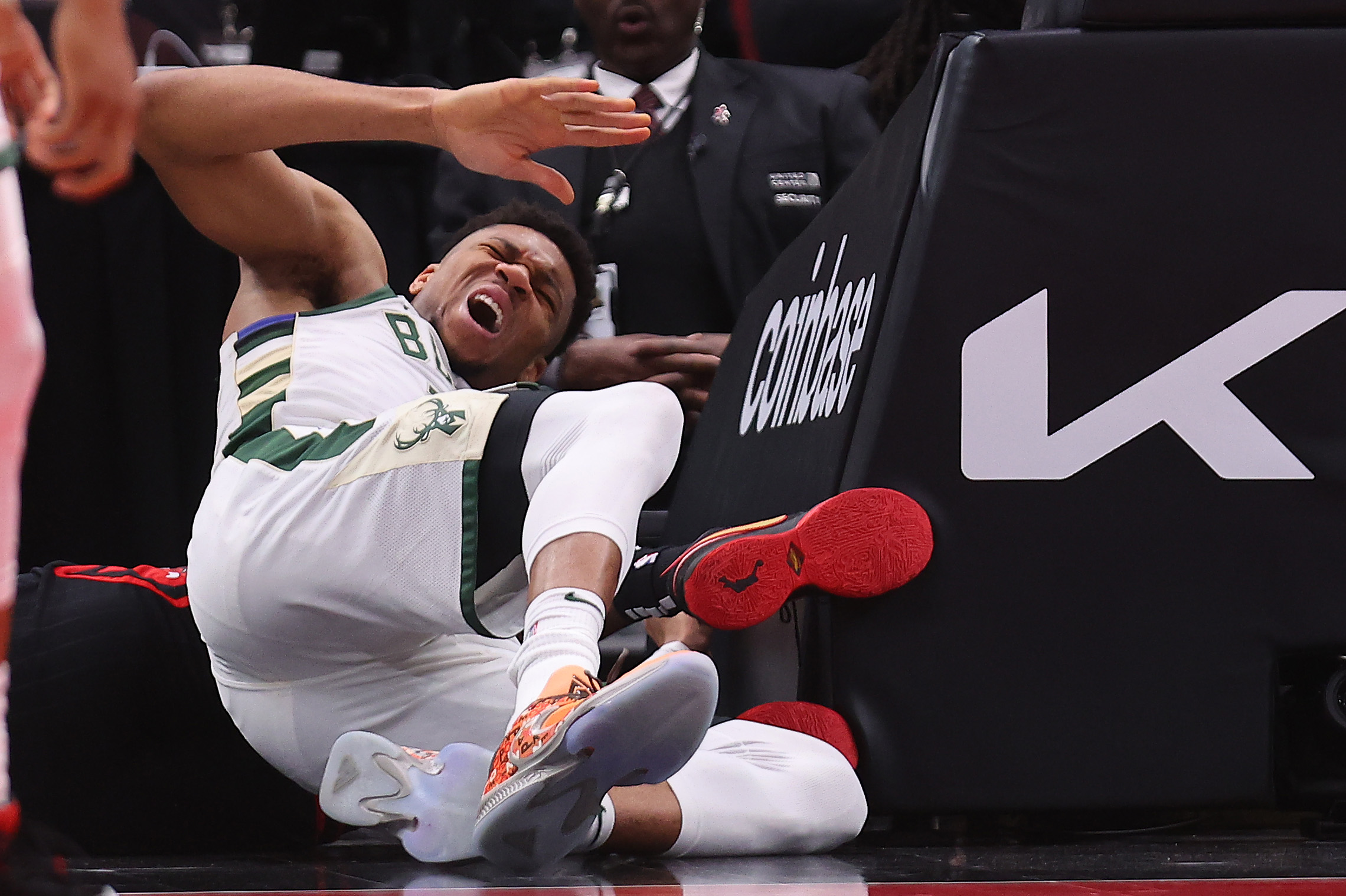 Alarmas en Milwaukee: Giannis Antetokounmpo se retira del Bulls-Bucks tras un fuerte golpe en una mano [Video]