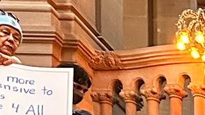 Inmigrantes fueron hasta Albany a exigir a la Legislatura y a la gobernadora Hochul aprobar leyes vitales para NY