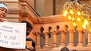 Inmigrantes fueron hasta Albany a exigir a la Legislatura y a la gobernadora Hochul aprobar leyes vitales para NY