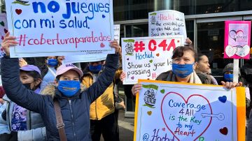 En el Día de San Valentín, manifestantes pidieron a la Gobernadora Hochul empujar plan de atención de salud para todos