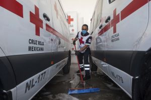 Indigna acción de paramédico de la Cruz Roja en México que fue captado robándole dinero a mujer que acaba de morir
