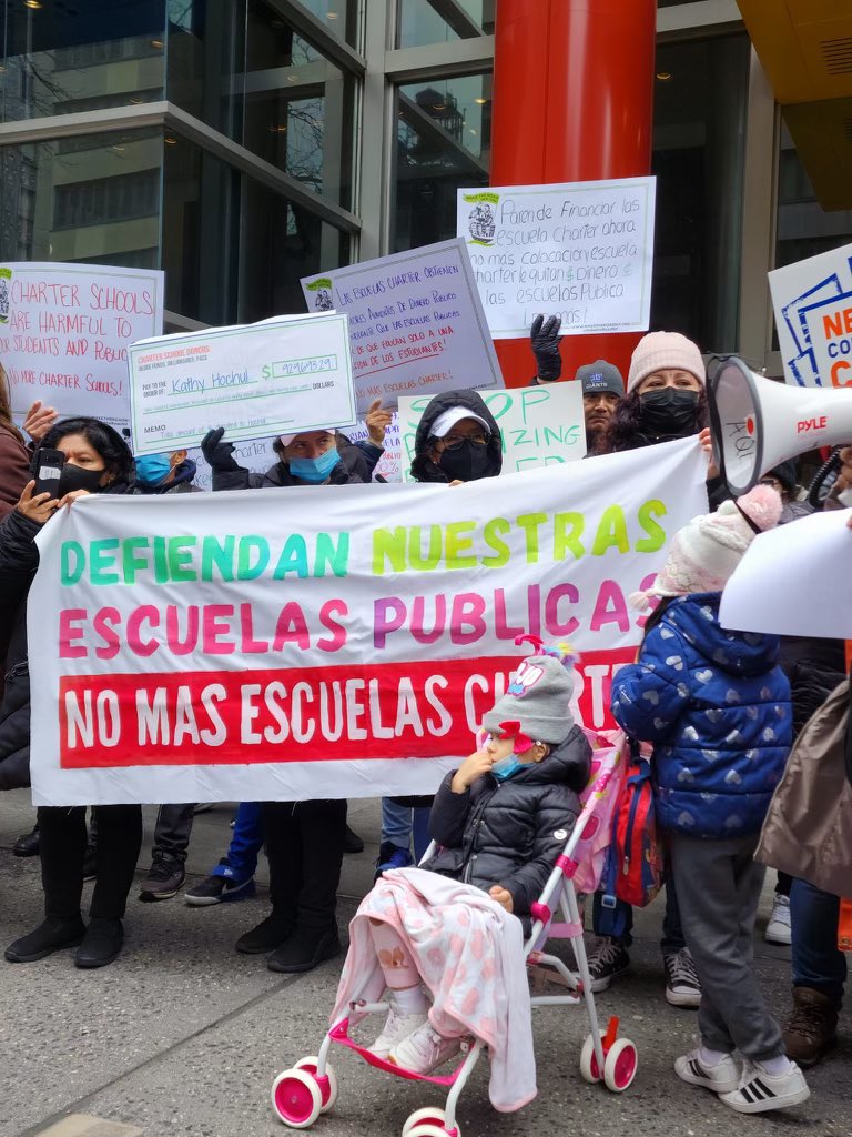 Padres de familia protestan por plan de aumento de escuelas charter en