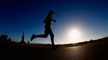 Hombre con parálisis impone en Florida récord mundial de media maratón en muletas
