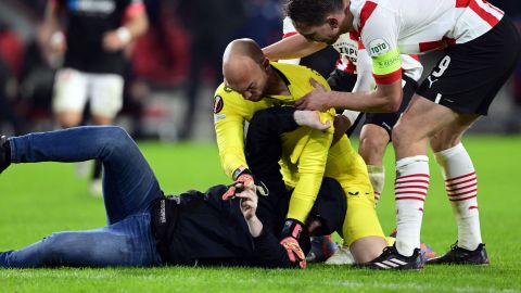 Fanático salta al campo y agrede al portero del Sevilla en partido de Europa League