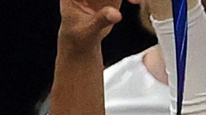 Marc Lasry, copropietario de los Milwaukee Bucks, sostiene el trofeo de campeón de la NBA.