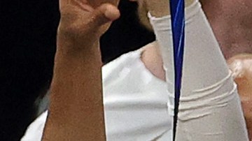 Marc Lasry, copropietario de los Milwaukee Bucks, sostiene el trofeo de campeón de la NBA.