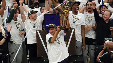 Marc Lasry, copropietario de los Milwaukee Bucks, sostiene el trofeo de campeón de la NBA.