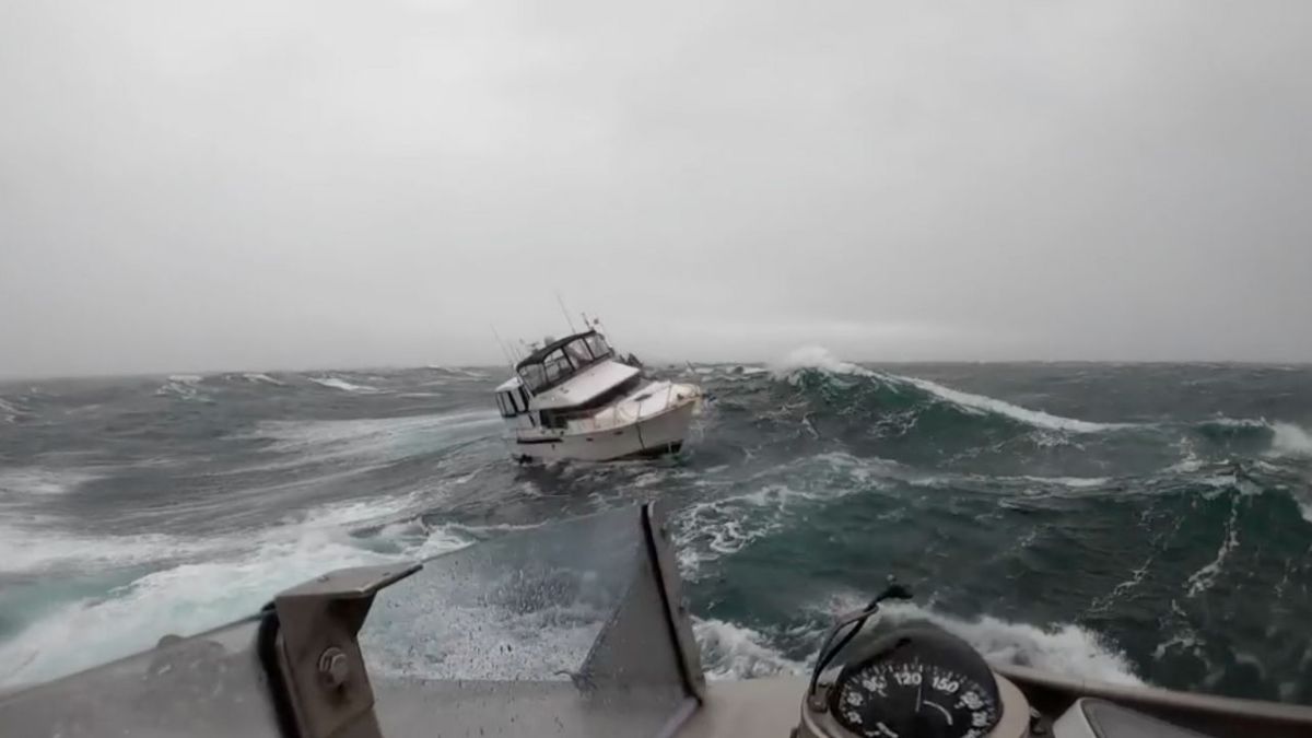 En la imagen se muestra el bote a punto de ser volteado por una enorme ola.