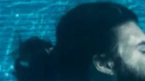 Beth Neale de Sudáfrica y Miles Cloutier de Canadá rompieron el récord mundial del beso más largo bajo el agua.