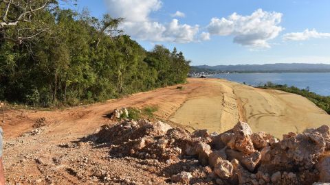 Desarrollo ilegal sobre cueva Las Golondrinas en Aguadilla, Puerto Rico